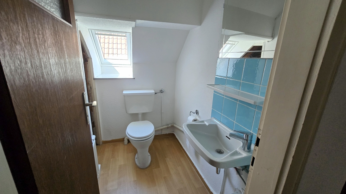 separates WC 2