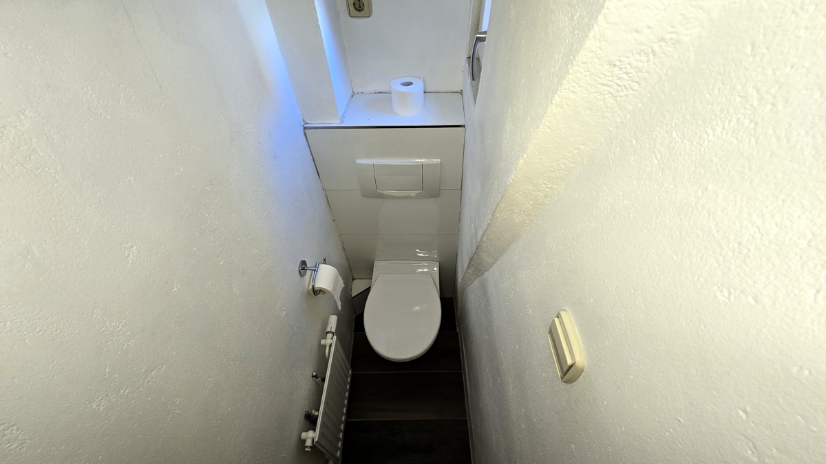 separates WC 1