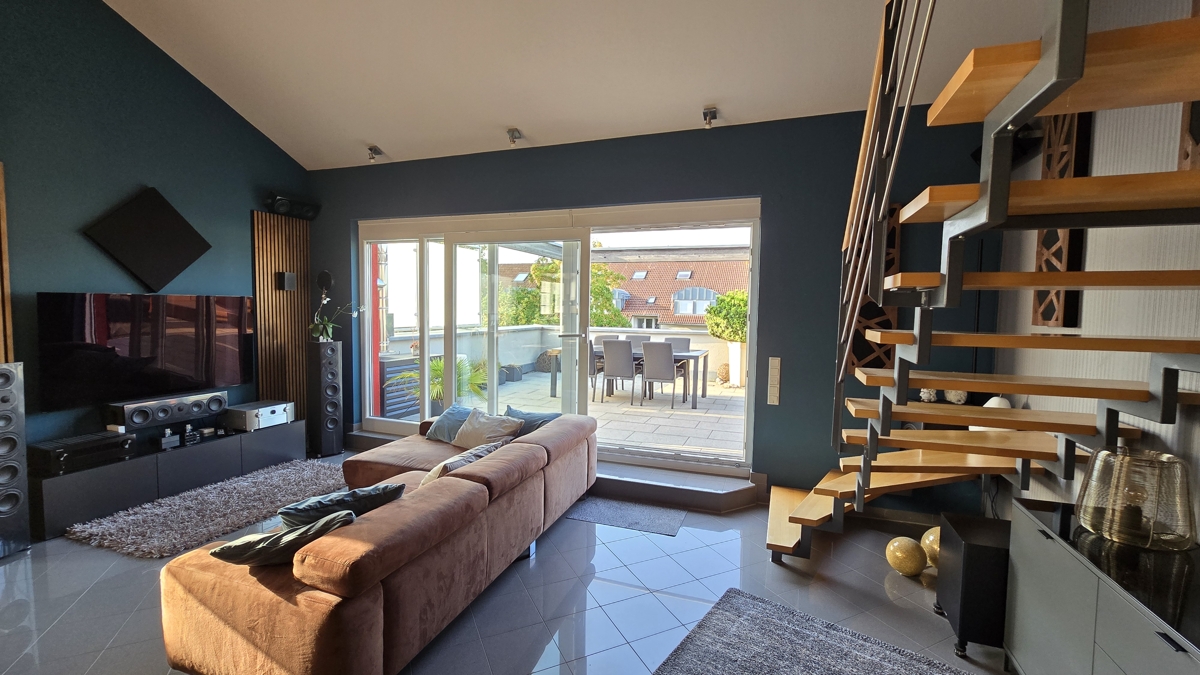 Wohnzimmer mit Zugang Dachterrasse