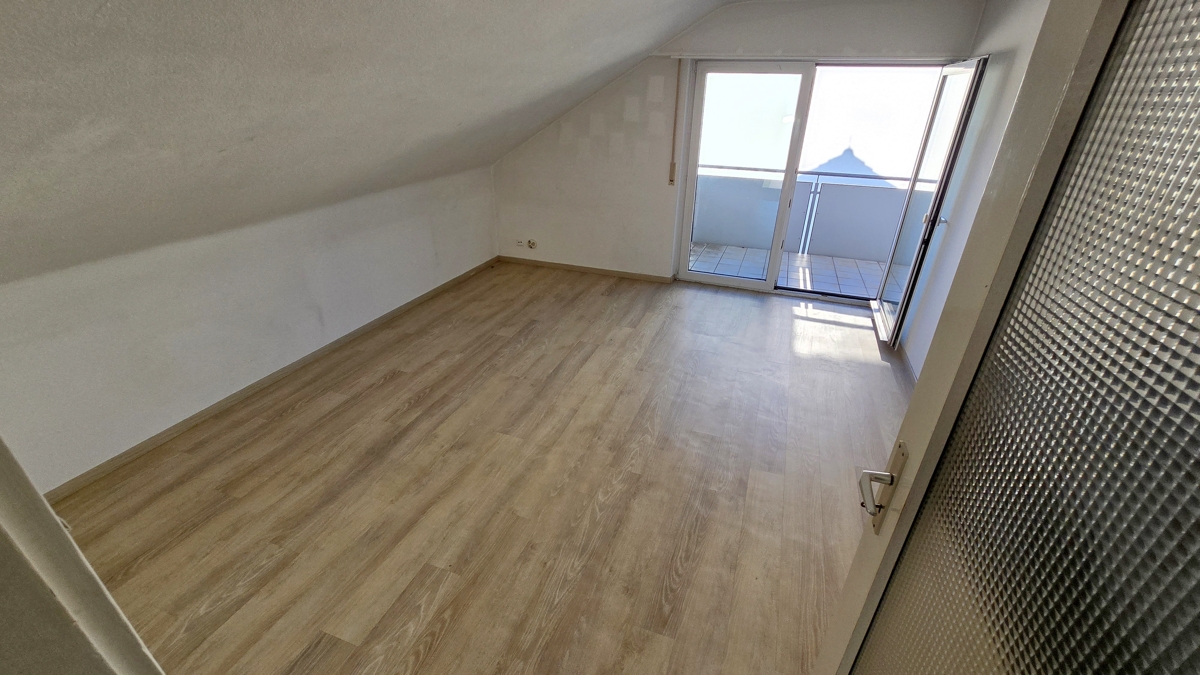 Wohnzimmer mit Zugang Balkon DG