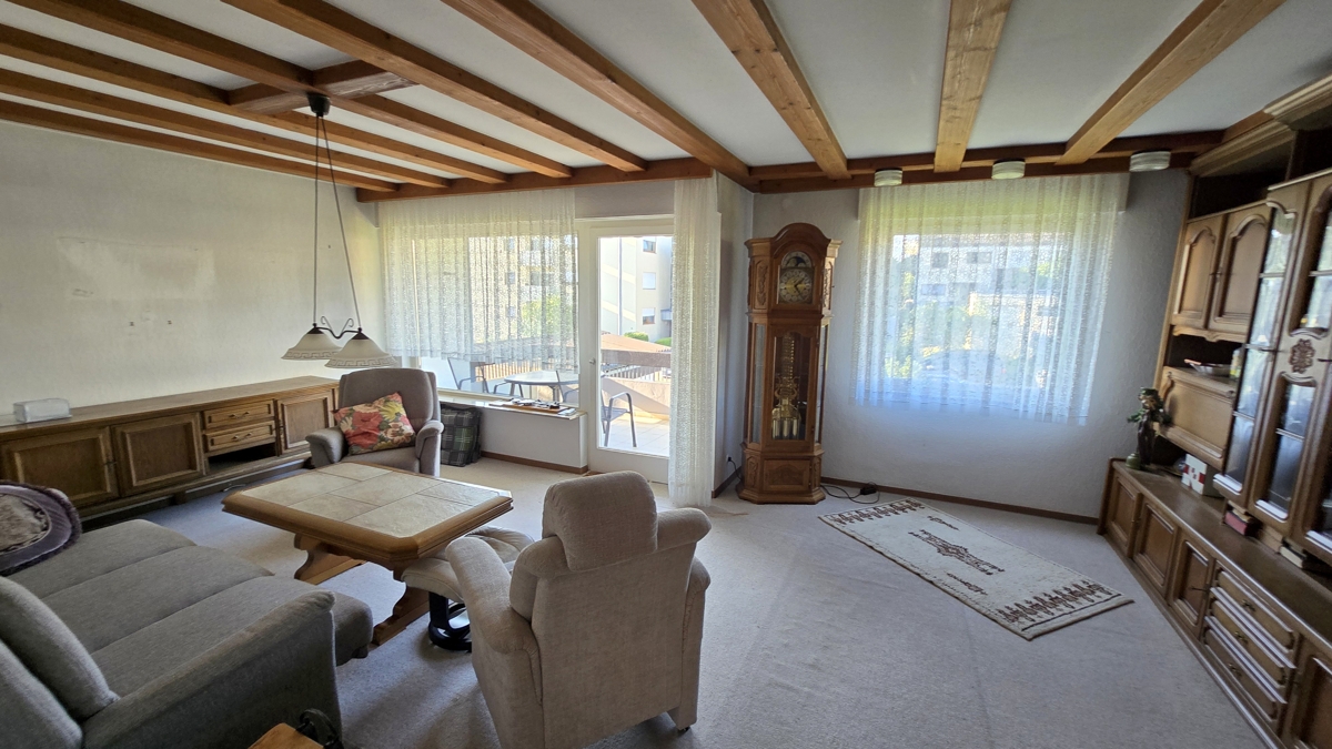 Wohnzimmer mit Zugang Balkon EG