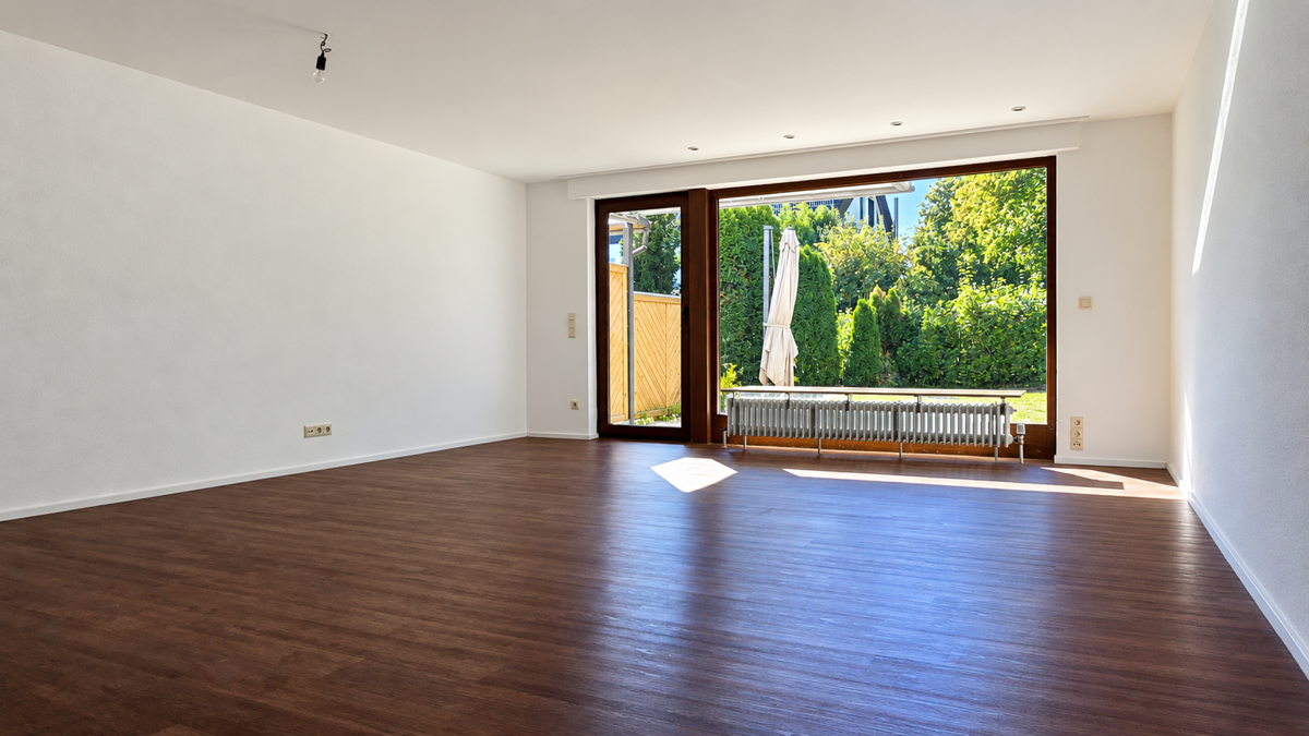 Wohnzimmer mit Zugang Terrasse und Garten