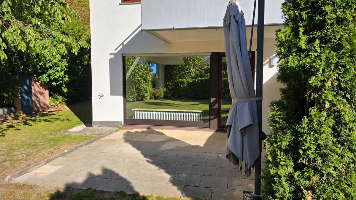 Hausansicht hinten und Garten