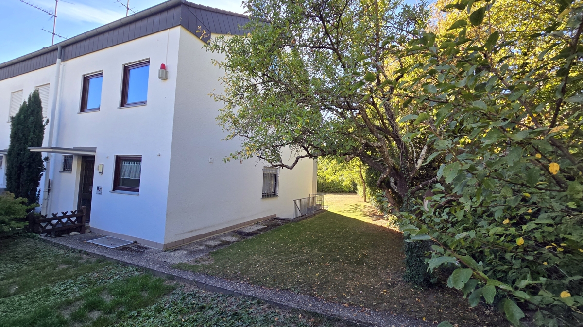 Hausansicht und Garten seitlich