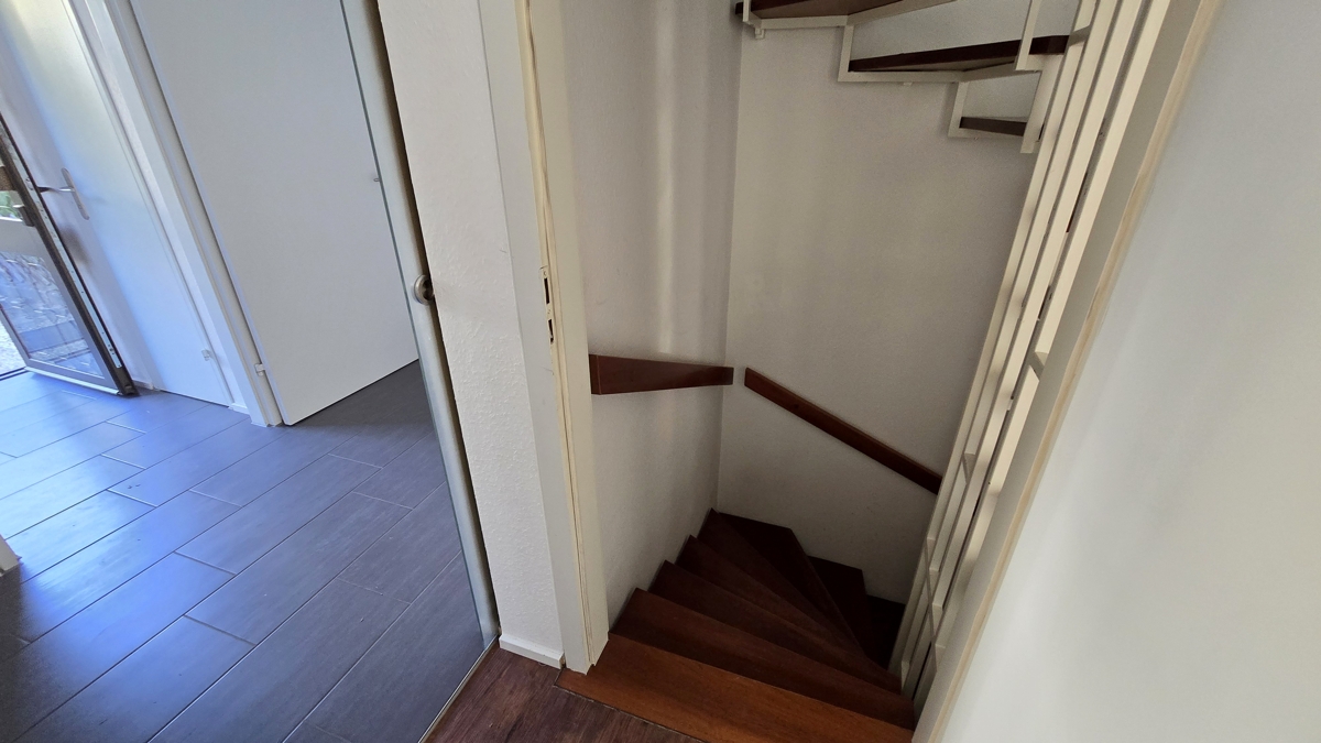Treppe zum Untergeschoss und Eingang