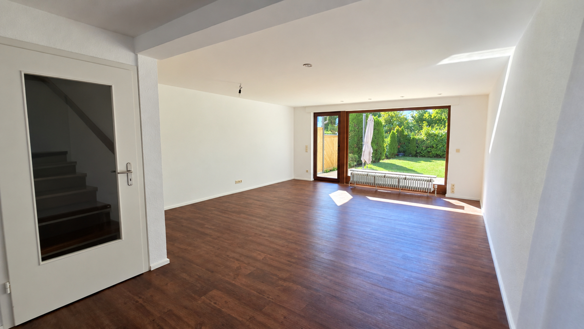 Wohnzimmer mit Zugang zum Treppenhaus