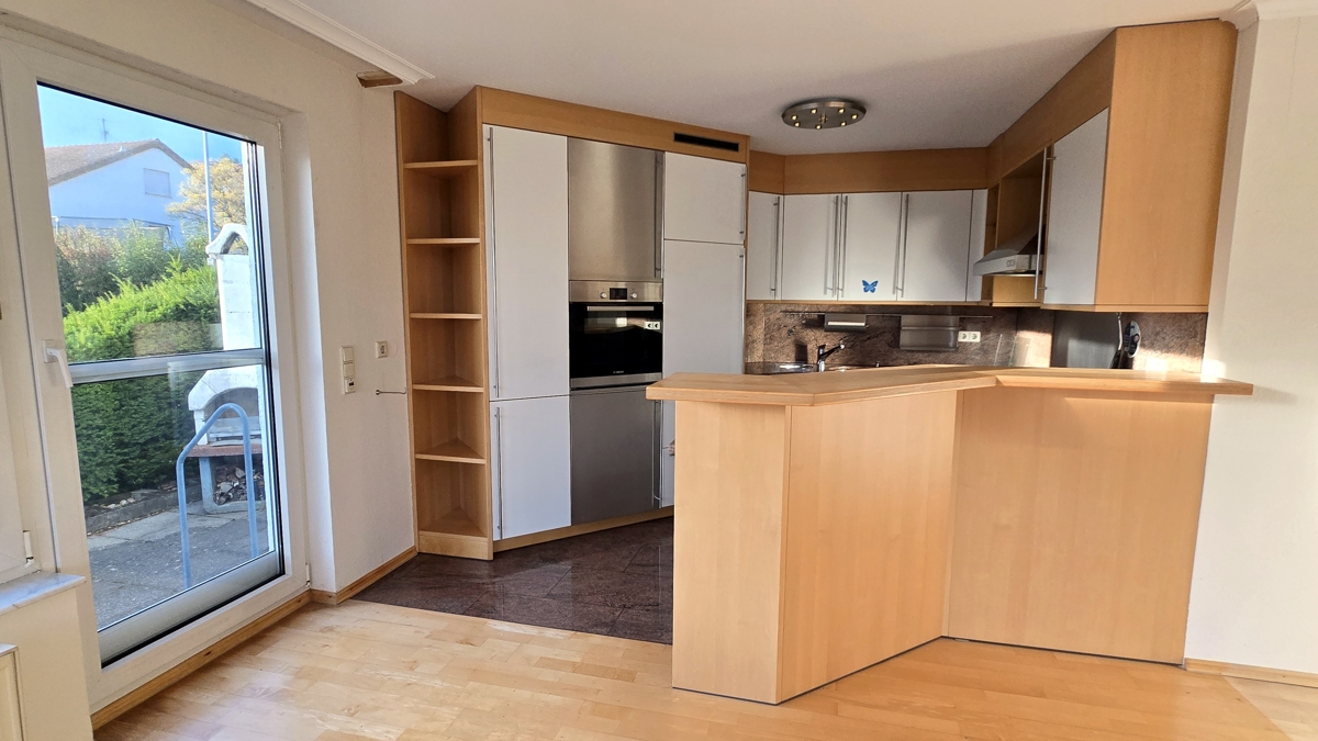Küche mit Zugang zur Terrasse