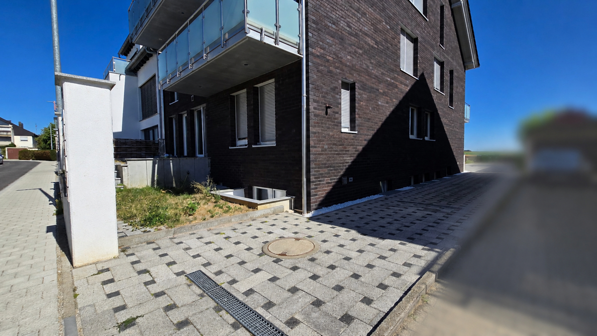 Außenansicht und Zufahrt zum Haus