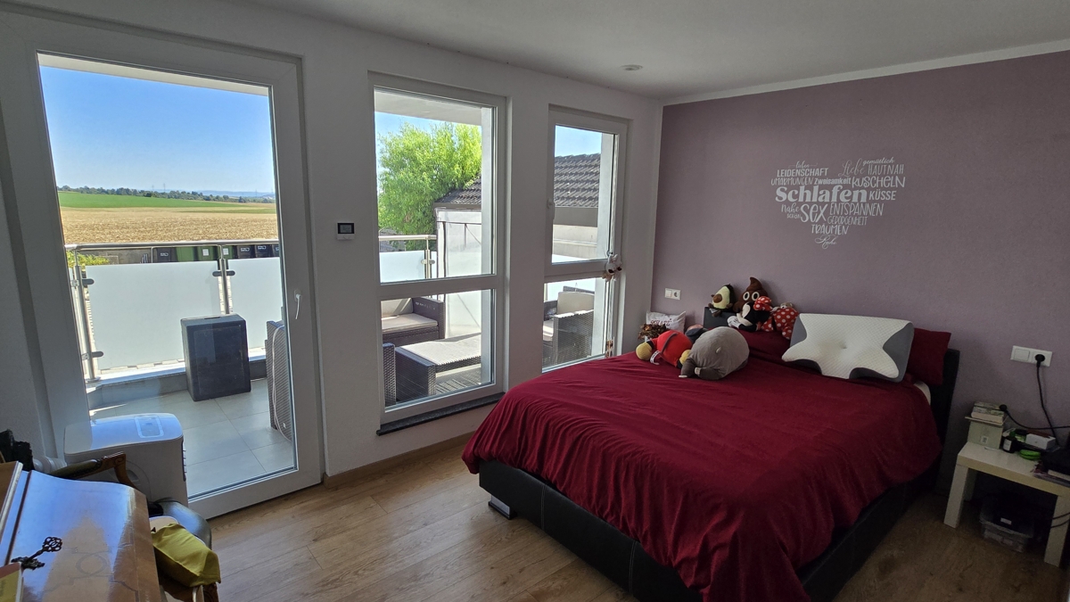 Schlafzimmer 1 mit Zugang Balkon