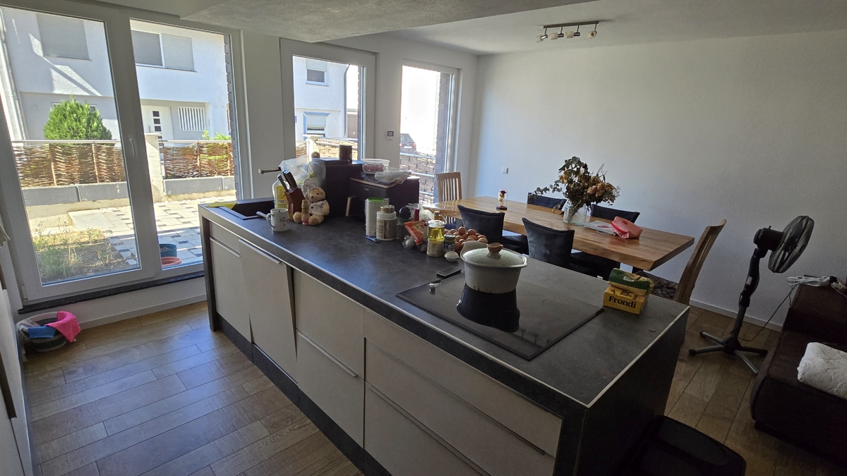 Küche, Essbereich und Terrasse