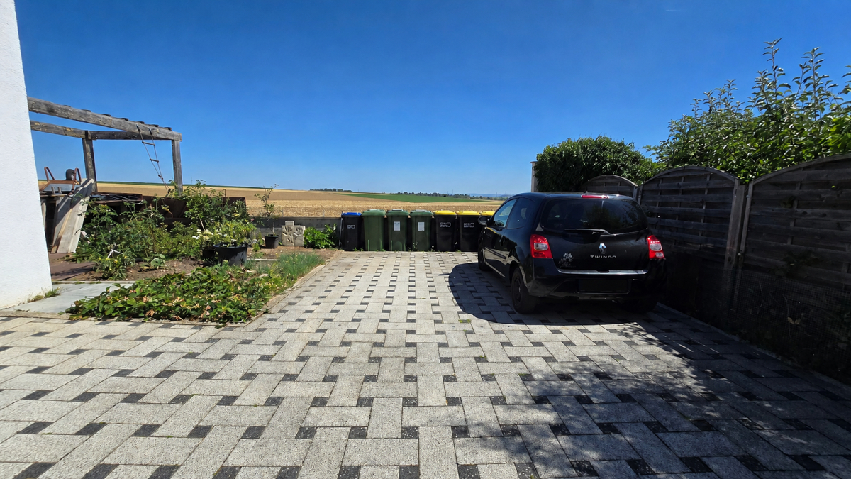 Stellplatz - rechts gehört zur Wohnung