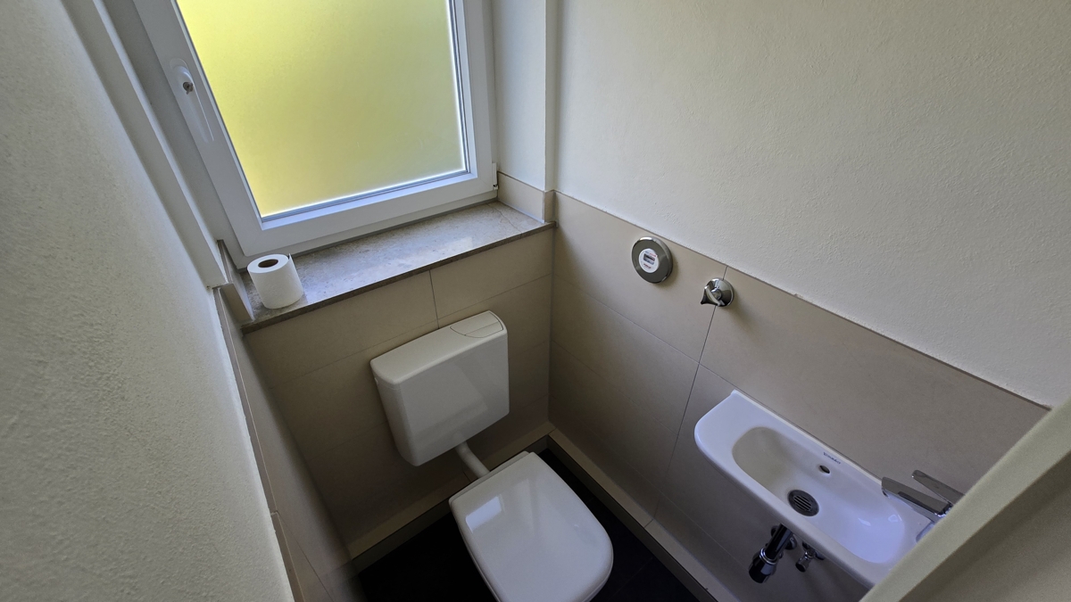 separates WC