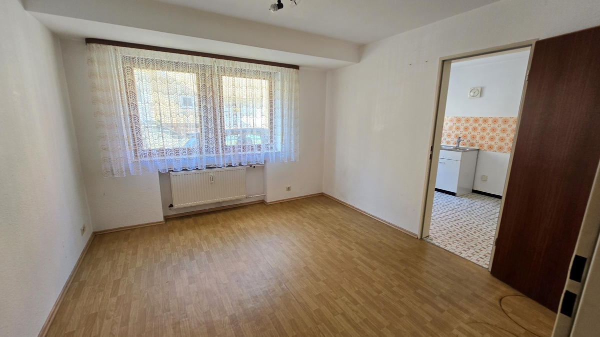 Wohnzimmer mit Zugang Küche EG
