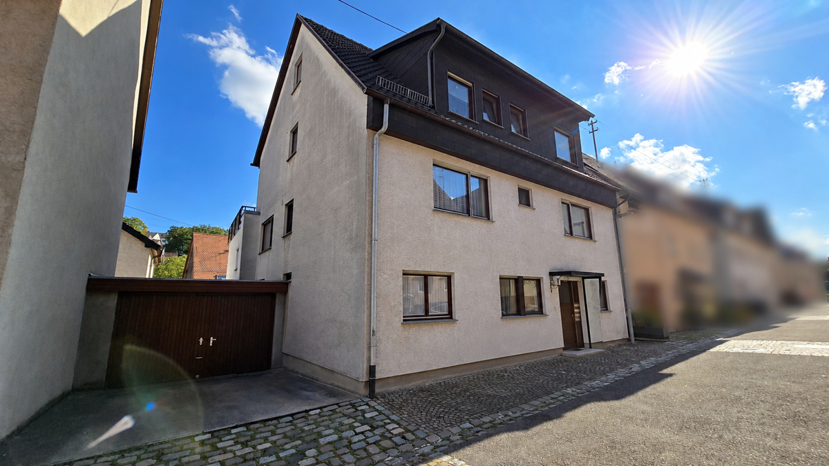 Hausansicht vorne, Garage und Stellplatz