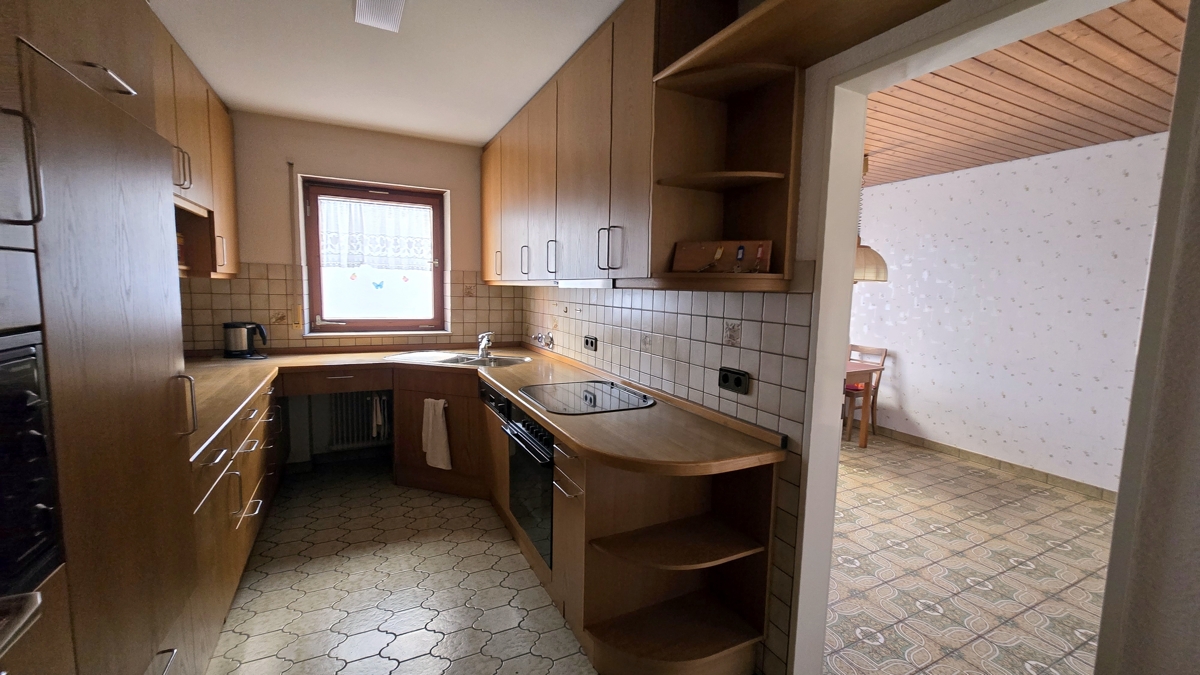 Küche mit Zugang Essbereich 1. OG