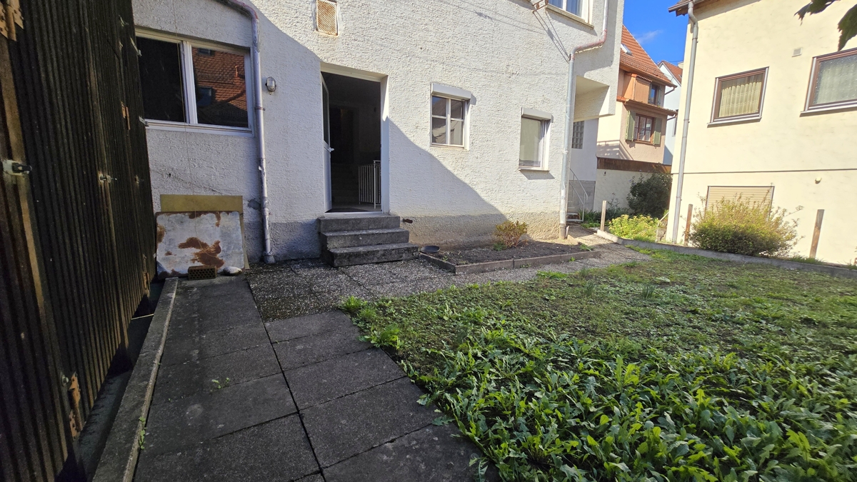 Hausansicht hinten und Garten
