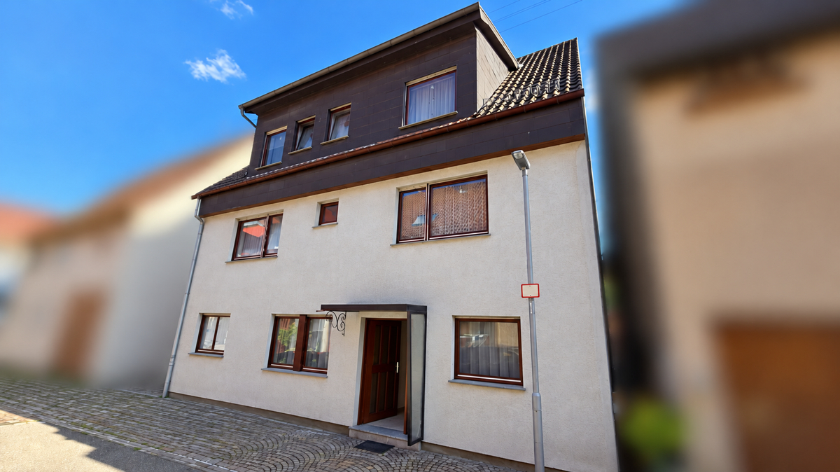 Hausansicht vorne und Stellplatz.