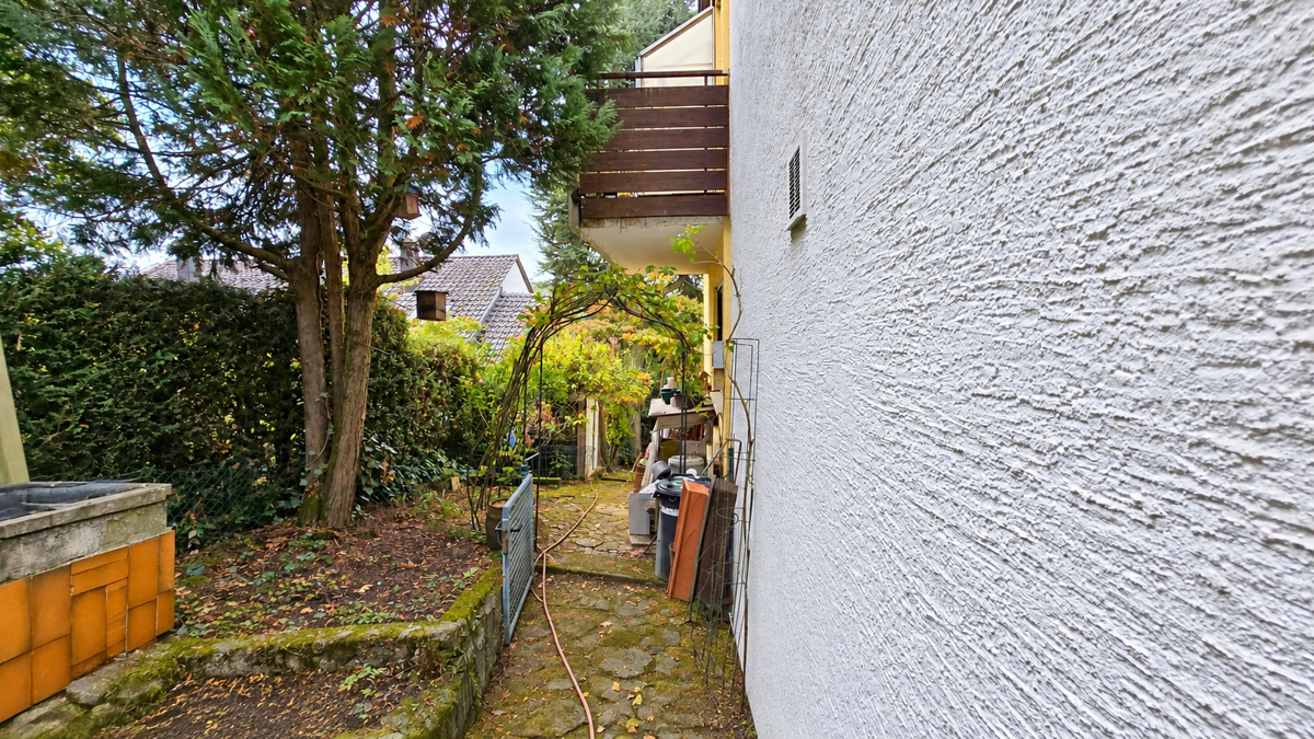 Balkon 2 und Zugang hinter das Haus