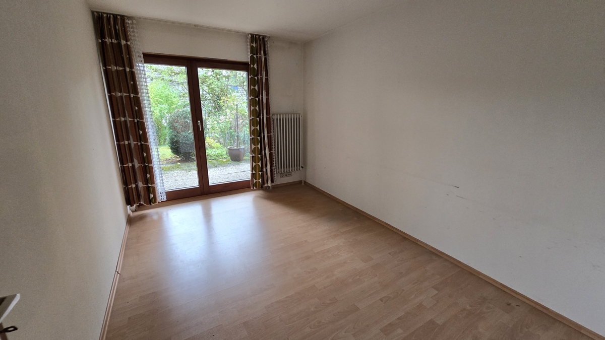Schlafzimmer 4 mit Zugang Terrasse im UG